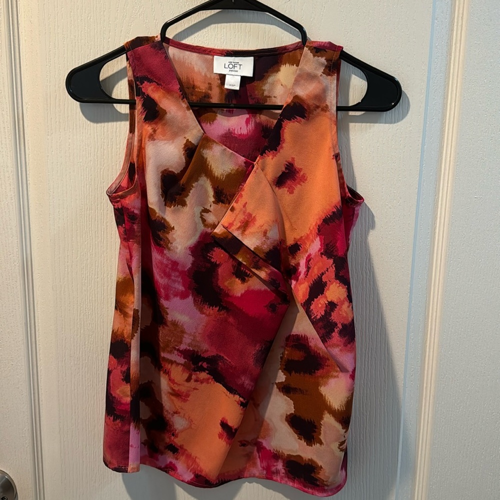Fun tank with geometric shaped front